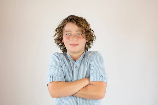 Ragazzo Con Camicia Blu Con Braccia Incrociate — Foto Stock