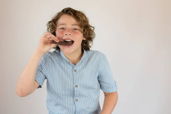 Menino Com Camisa Azul Comendo Pedaço Chocolate — Fotografia de Stock