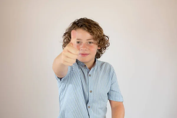 Αγόρι Μπλε Πουκάμισο Δάχτυλο Προς Πάνω Χαμογελώντας — Φωτογραφία Αρχείου