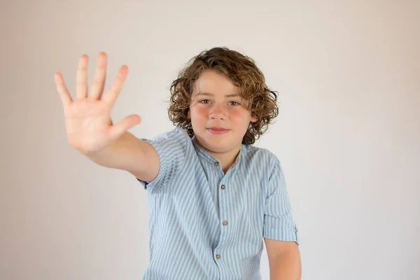 Pojke Med Blå Skjorta Gör Stopp Gest — Stockfoto