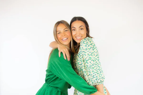 Dva Přátelé Zelených Šatech Pózují Společně Úsměvem — Stock fotografie