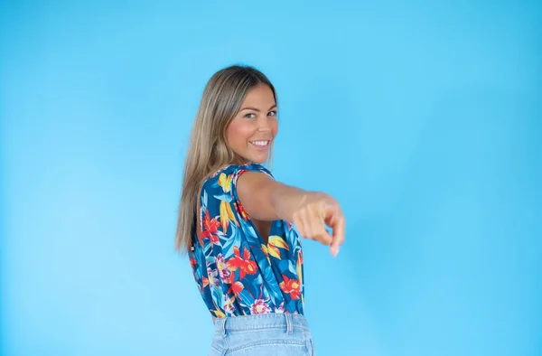 Mujer Rubia Bonita Sobre Fondo Azul Señalando Algo —  Fotos de Stock