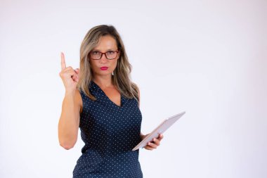 İşyerinde beyaz arka planda tableti olan güzel bir kadın.