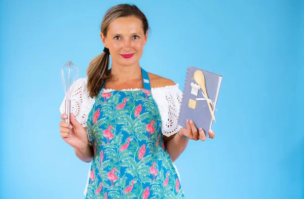 Mujer Con Delantal Preparada Para Cocinar Sobre Fondo Azul — Foto de Stock