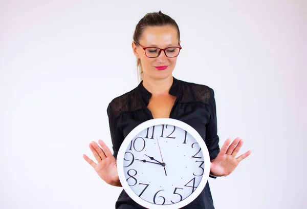 Jolie Femme Affaires Avec Des Lunettes Montrant Une Grande Horloge — Photo