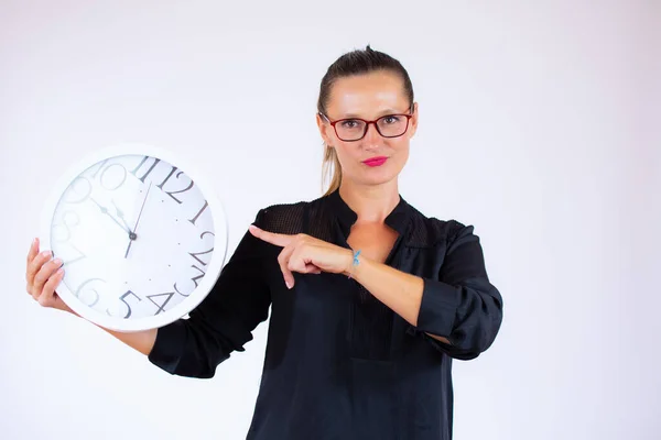 Jolie Femme Affaires Avec Des Lunettes Pointant Une Grande Horloge — Photo