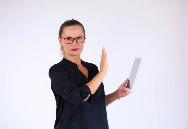 Mujer Negocios Bonita Con Tableta Gesto Serio — Foto de Stock