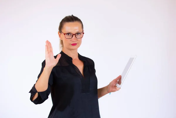 Mujer Negocios Bonita Con Tableta Gesto Serio — Foto de Stock