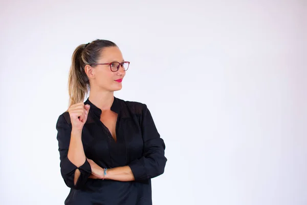 Pen Forretningskvinne Med Briller Svart Bluse Som Smiler – stockfoto