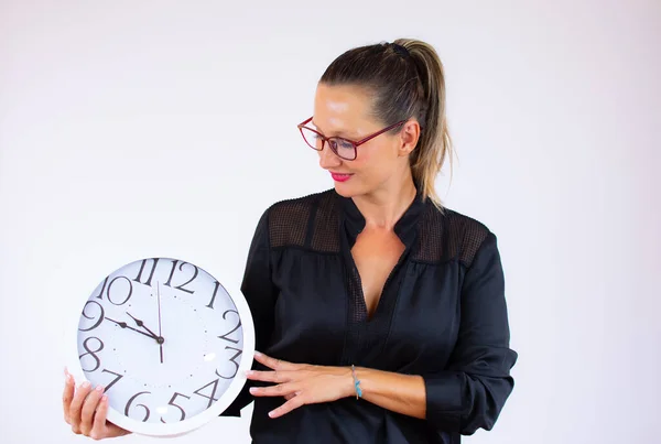 Bonita Mujer Negocios Con Gafas Sonriendo Con Gran Reloj — Foto de Stock