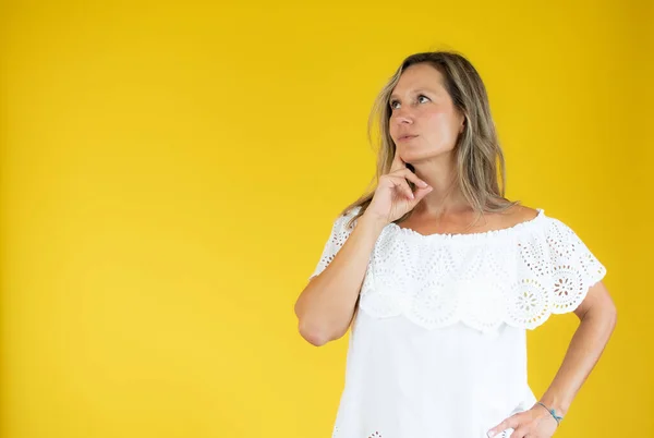 Vakker Kvinne Hvit Skjorte Med Omtenksom Gest – stockfoto