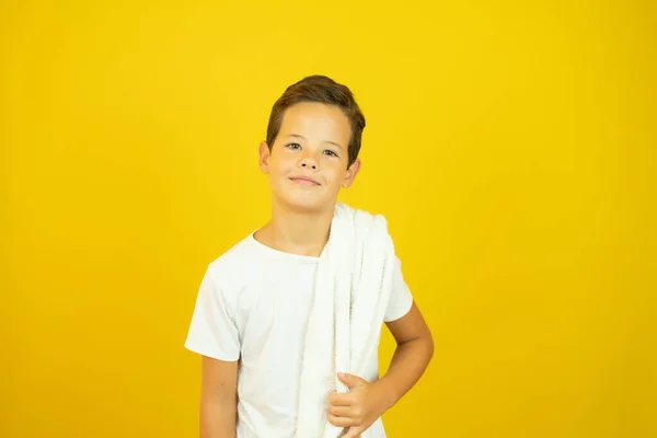 Junge Mit Handtuch Vom Sport Auf Gelbem Hintergrund — Stockfoto