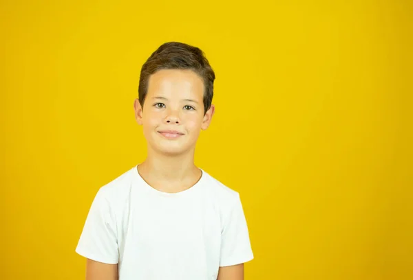 Retrato Menino Bonito Sorrindo Fundo Amarelo — Fotografia de Stock