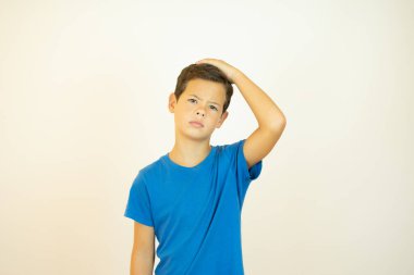 Endişeli jestli mavi gömlekli yakışıklı çocuk.
