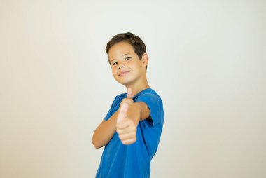 Mavi gömlekli yakışıklı, başparmakları havada.