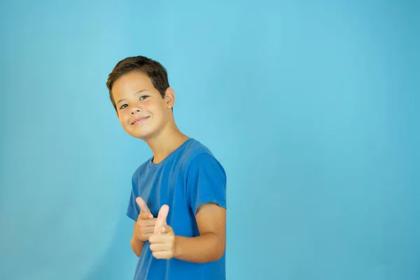 Schöner Kerl Blauen Hemd Lächelt Mit Erhobenem Daumen — Stockfoto