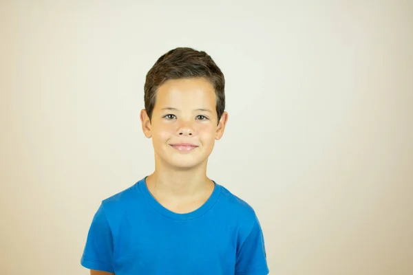 Портрет Гарного Хлопця Блакитній Сорочці Посміхається — стокове фото