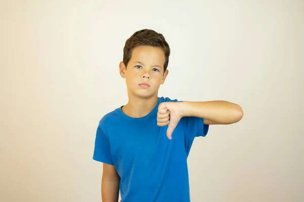 Schöner Junge Blauen Hemd Mit Daumen Nach Unten Geste — Stockfoto