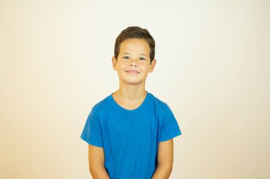 Mavi gömlekli, gülümseyen yakışıklı bir adamın portresi.