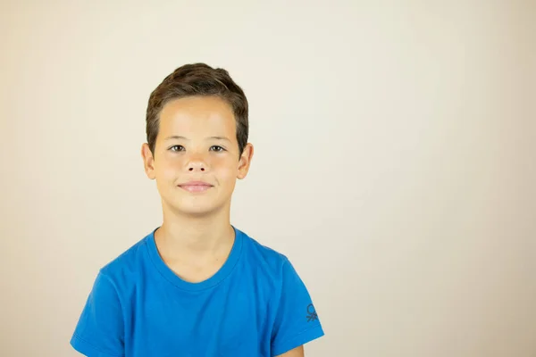 Retrato Chico Guapo Con Camisa Azul Sonriendo — Foto de Stock