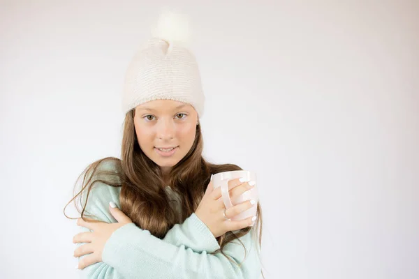 Lächelnde Schöne Mädchen Winterkleidung Mit Einer Tasse — Stockfoto