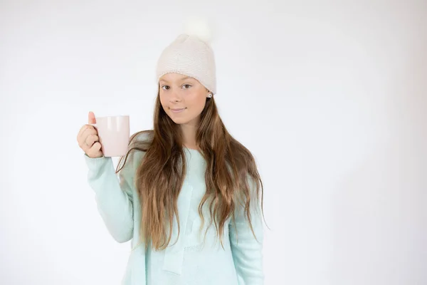 Lächelnde Schöne Mädchen Winterkleidung Mit Einer Tasse — Stockfoto