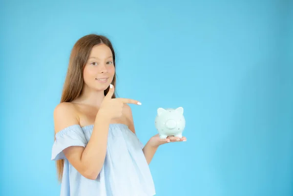 Dívka Modré Košili Ukazuje Prasátko Banky — Stock fotografie