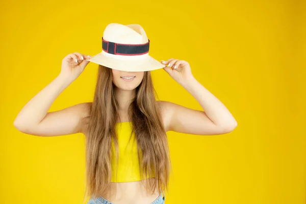 Schöne Mädchen Posiert Mit Strohhut Auf Gelbem Hintergrund — Stockfoto