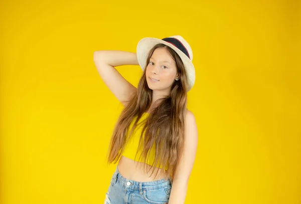 Menina Bonita Posando Com Chapéu Palha Fundo Amarelo — Fotografia de Stock