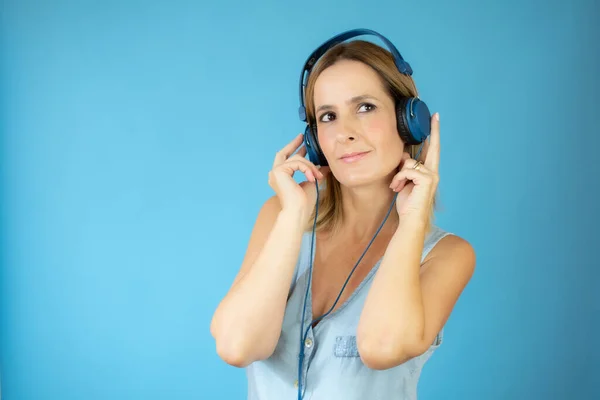 Woman Blue Shirt Headphones Blue Background — Stock Photo, Image