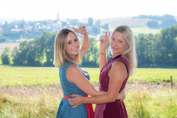 Duas Garotas Bávaras Fazendo Gesto Vitória — Fotografia de Stock