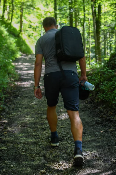 Hombre Caminando Medio Naturaleza — Foto de Stock