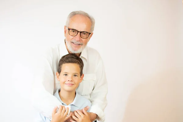 Starší Muž Brýlemi Objímá Své Vnouče — Stock fotografie