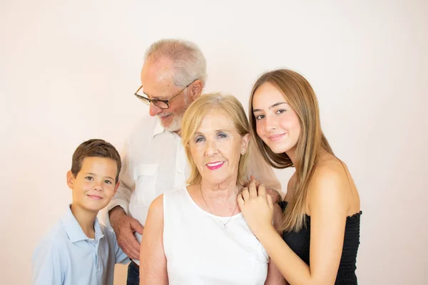 Porträt Der Großeltern Mit Ihren Enkeln Auf Weißem Hintergrund — Stockfoto