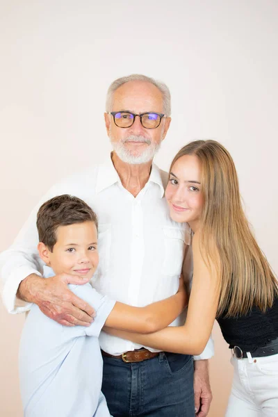 Retrato Abuelo Con Sus Nietos — Foto de Stock