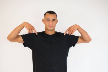 Beyaz arka planda genç sporcu parmakları aşağıda, olumlu hisler içinde.