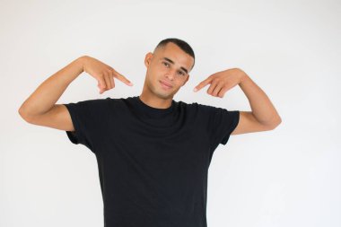 Tecrit edilmiş bir geçmişi olan genç bir adam. Kendine güveni olan, kendini gururlu ve mutlu olarak gösteren bir adam.