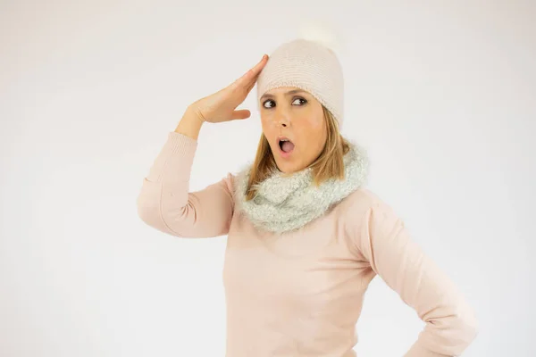 Женщина Зимней Шляпе Белом Фоне Удивлена — стоковое фото