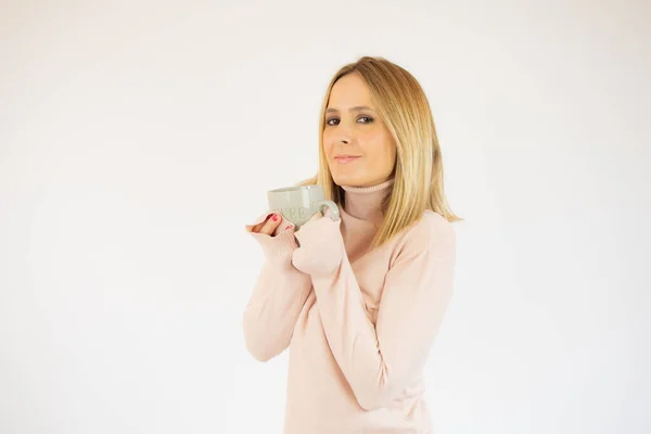 Retrato Una Hermosa Joven Con Taza Café Sobre Fondo Blanco — Foto de Stock