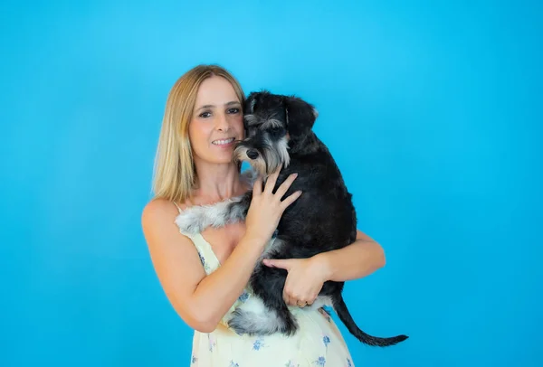 可爱的年轻女人拥抱着她的小狗雪纳犬 主人和狗之间的爱 被白色背景隔离 工作室肖像 — 图库照片