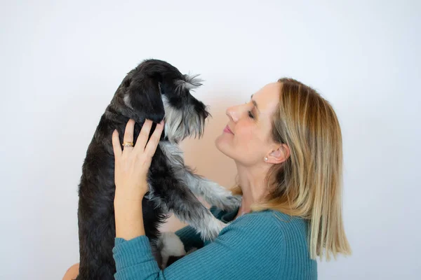 可爱的年轻女人拥抱着她的小狗雪纳犬 主人和狗之间的爱 被白色背景隔离 工作室肖像 — 图库照片