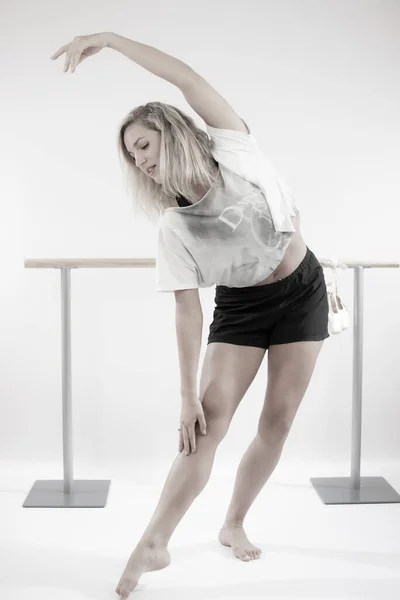 Dziewczyna Sportowej Odzieży Rozciąga Się Baletnicą — Zdjęcie stockowe