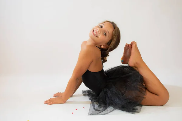 Petite Ballerine Fendue Sur Sol Espace Copie Bébé Fille Souriante — Photo