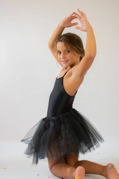 穿着黑色塔图舞的可爱的芭蕾舞演员小女孩练习芭蕾舞 — 图库照片