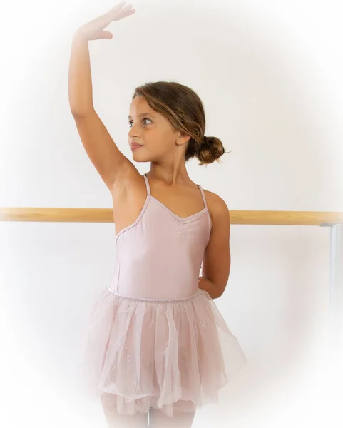 漂亮可爱的芭蕾小女生穿着粉红的燕尾舞练习芭蕾舞 — 图库照片