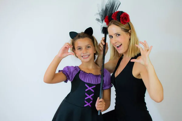 Família Diversão Mãe Filha Criança Divertindo Celebrar Halloween Traje Bruxa — Fotografia de Stock