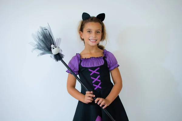 Menina Engraçada Traje Bruxa Para Halloween Sobre Fundo Branco — Fotografia de Stock