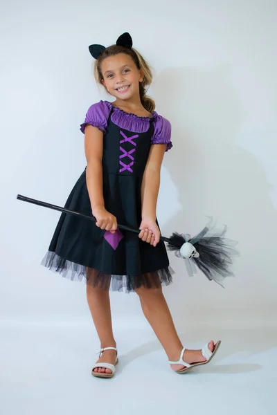 Menina Engraçada Traje Bruxa Para Halloween Sobre Fundo Branco — Fotografia de Stock