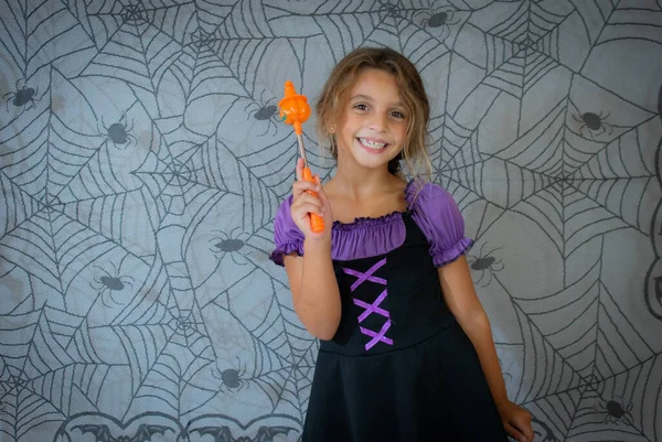 Śmieszne Dziecko Dziewczyna Strój Czarownicy Halloween Dyni Jack Tle Cobweb — Zdjęcie stockowe