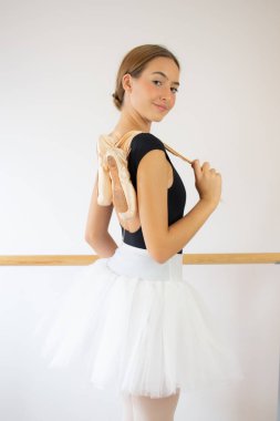 Tuttuğu sivri ayakkabılı balerin.